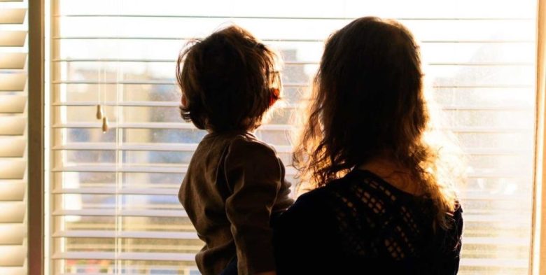 Un informe propone fortalecer sistemas de cuidado y licencias parentales para la autonomía económica de las mujeres