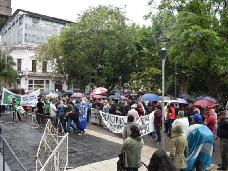 Sigue el conflicto en Concordia: empleados cesanteados y gremios protestaron frente a la municipalidad