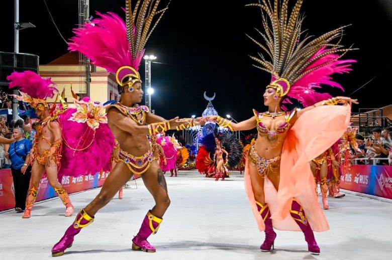 Más de 19 mil personas disfrutaron de la cuarta noche del Carnaval del País