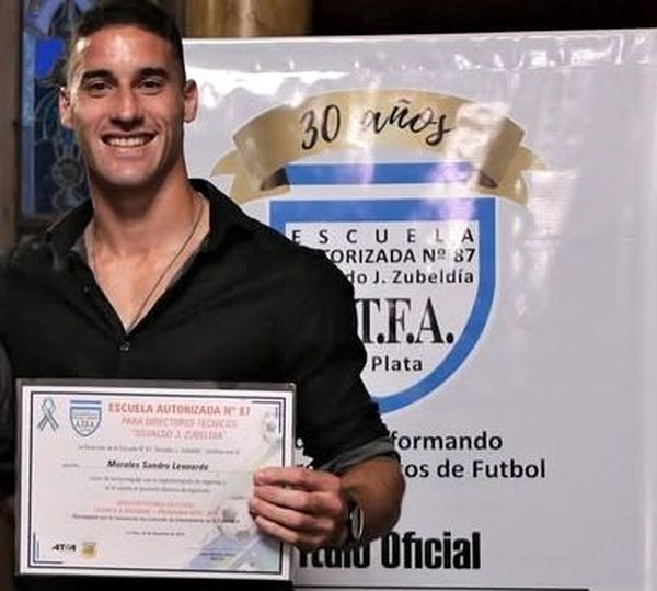El jugador de fútbol Leonardo Morales se recibió de DT