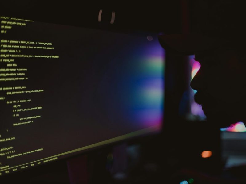 Estafas digitales y adultos mayores en Rosario: el vacío humano que los deja a merced del fraude