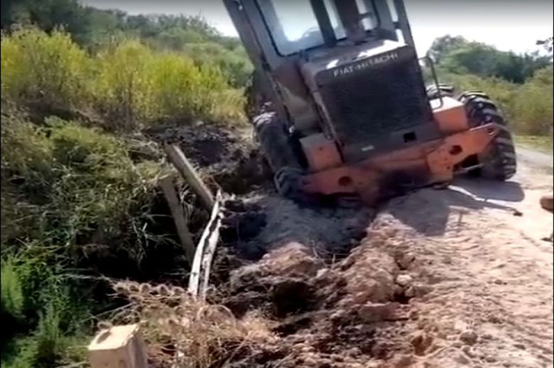 Máquinas de vialidad provincial arreglaron un puente y al pasar lo rompieron