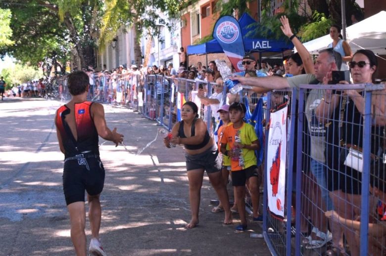Deportistas y público disfrutaron de otro memorable triatlón de La Paz