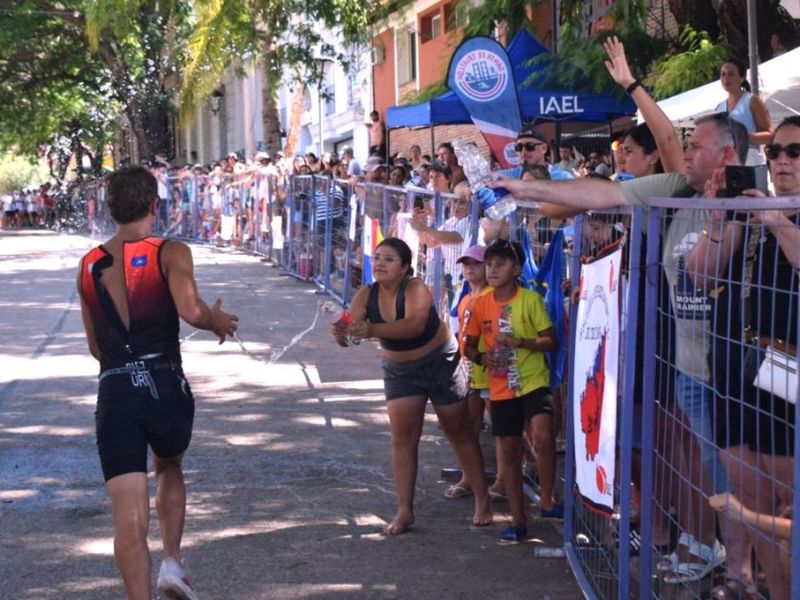 Deportistas y público disfrutaron de otro memorable triatlón de La Paz