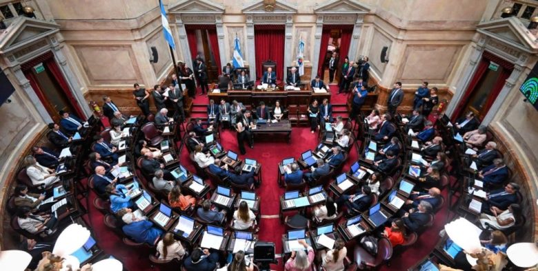 Con protestas e incidentes, el oficialismo confía en aprobar reforma laboral y ley penal juvenil en el Senado