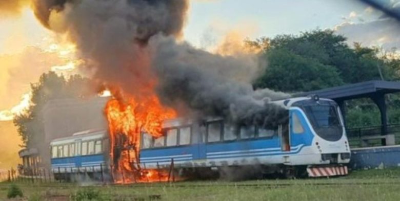 Incendio en el Tren de las Sierras de Córdoba: evacuaron a 120 pasajeros por el fuego en dos vagones
