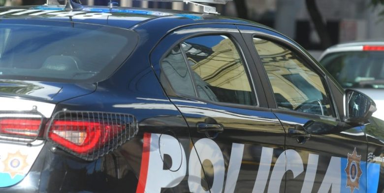 Asalto a una policía en la Autopista Rosario-Santa Fe: le sustrajeron la moto y el arma reglamentaria