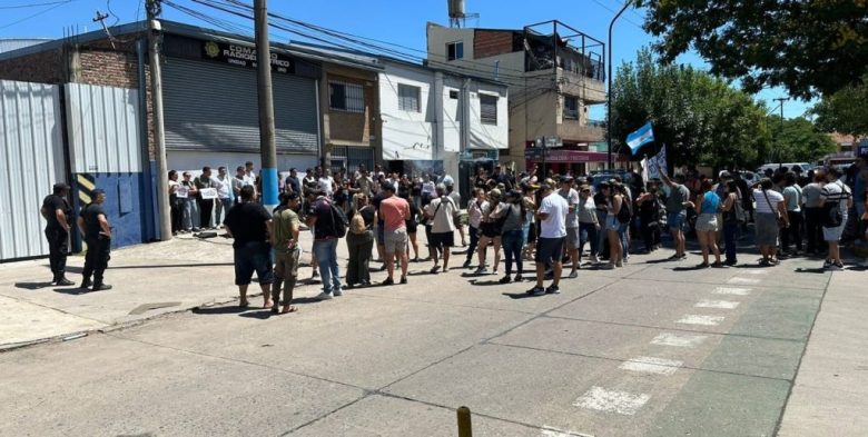 Policías sancionados se manifestaron mientras entregaban sus armas en el Comando Radioeléctrico
