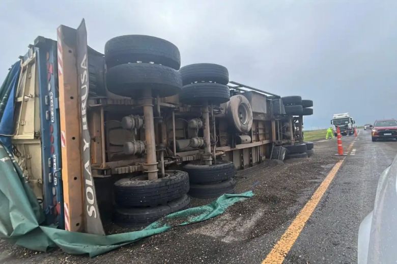 Ruta Nacional 34: volcó un camión con acoplado y quedó cruzado sobre la calzada