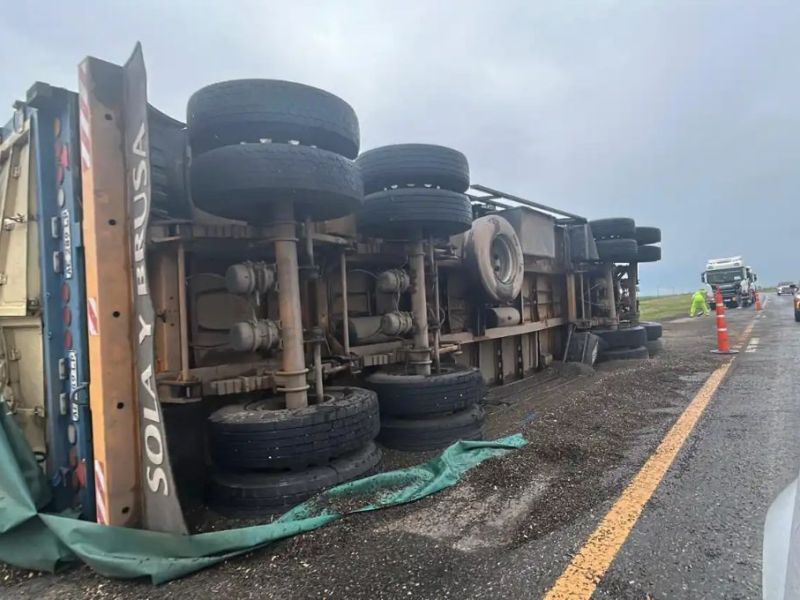 Ruta Nacional 34: volcó un camión con acoplado y quedó cruzado sobre la calzada