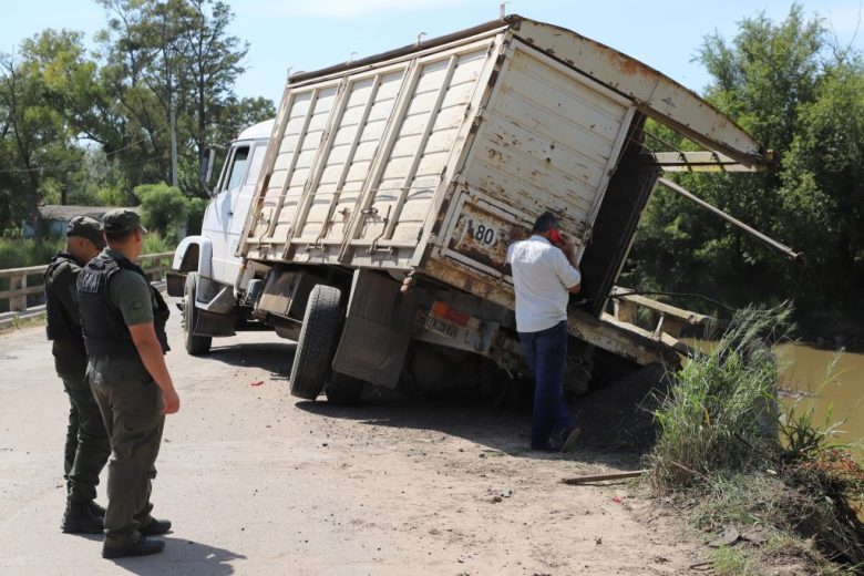 En Carcarañá: un camión sufrió una falla en los frenos y el acoplado cayó al río