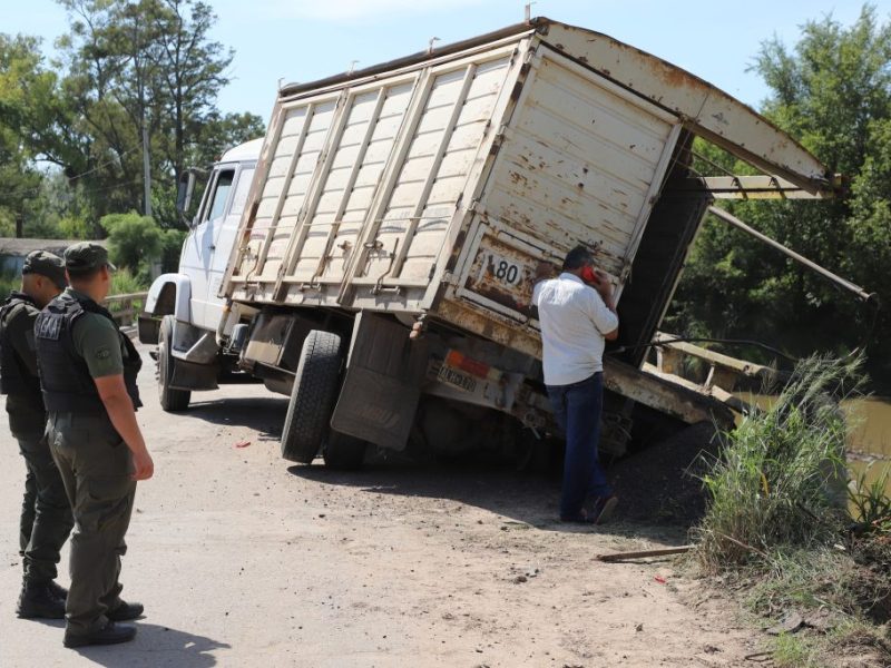 En Carcarañá: un camión sufrió una falla en los frenos y el acoplado cayó al río