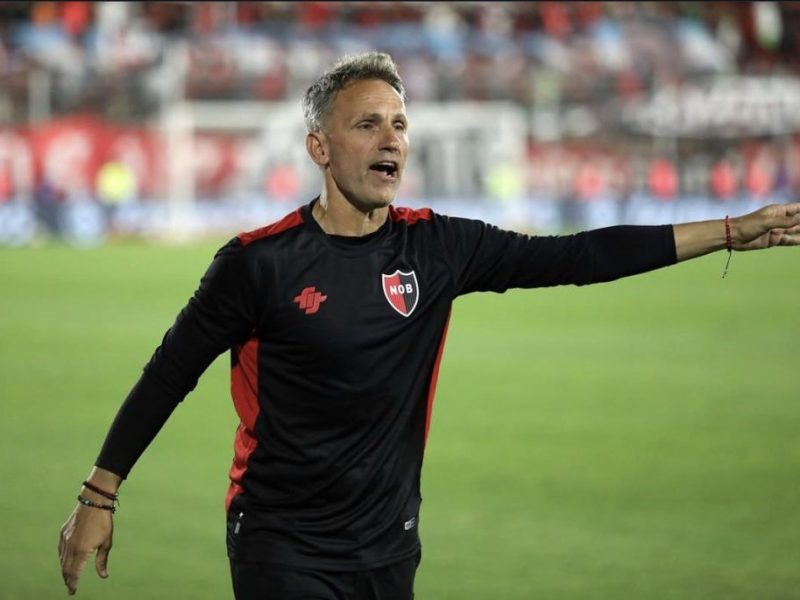 Con Bernardi otra vez de interino y un clima pesado, Newell’s camina hacia el clásico