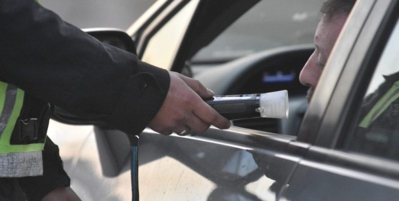 Control de tránsito: conductor ebrio registró una medida que superó la capacidad del alcoholímetro