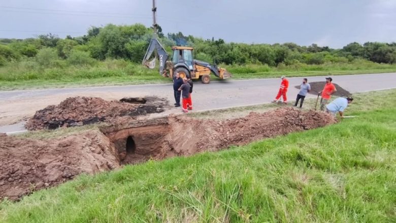 Trabajan para reparar el socavón detectado en la Ruta 1
