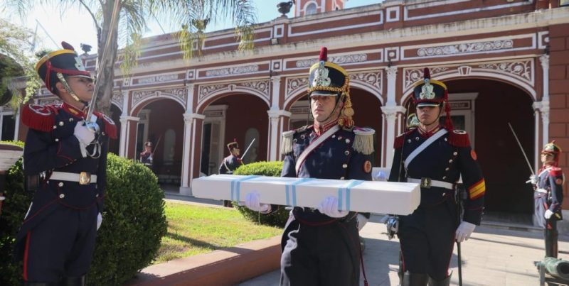 El Regimiento de Granaderos custodia el traslado del sable de San Martín