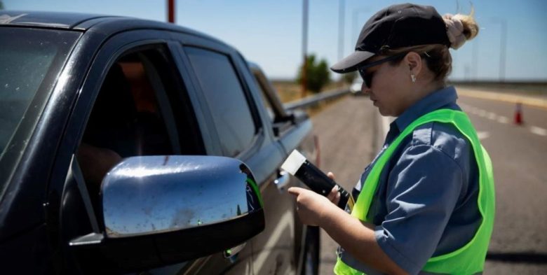 Ruta 40: retuvieron la licencia a un padre por enseñar a manejar a su hijo de 16 años