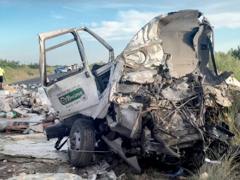 Un muerto en triple choque entre dos camiones y un auto en la ruta 6