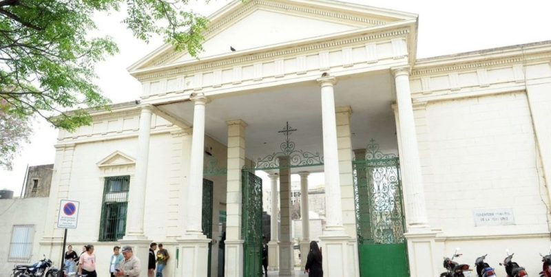 El Cementerio Municipal de Santa Fe restaura lápidas para asegurar el mantenimiento y el respeto de las sepulturas