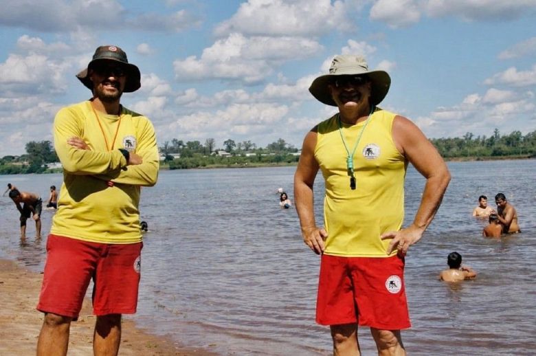 Guardavidas rescataron a un adolescente que se metió en el río y no podía salir