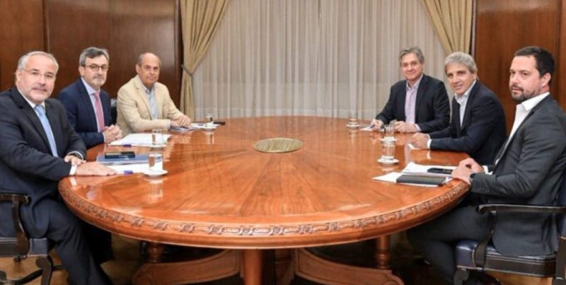 Caputo busca con la UIA blindar la reforma laboral ya aprobada en el Senado, con la industria en caída