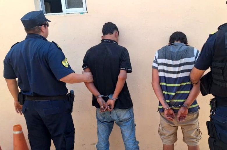 Robaron el auto de una docente, chocaron y fueron detenidos