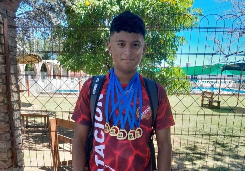 Tobías Sandoval Correa ganó 5 pruebas en el Torneo de Natación en Humboldt
