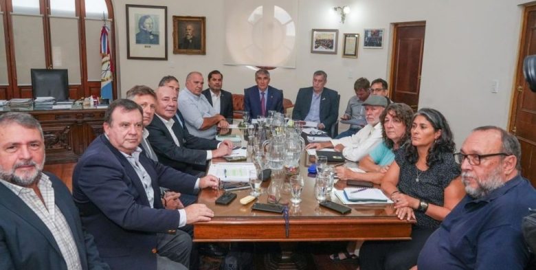 Santa Fe desembolsó más de 3.000 millones para estatales y jubilados