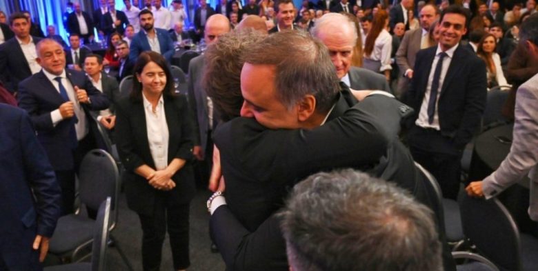 Milei respaldó a Adorni en medio de la polémica por sus viajes judicializados
