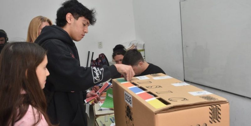 Jóvenes de 16 a 19 años: una encuesta nacional revela confianza en su futuro y voto asegurado, pero escaso interés político