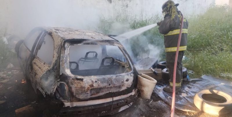 Incendio y destrucción total de un auto abandonado en la avenida Blas Parera de Santa Fe