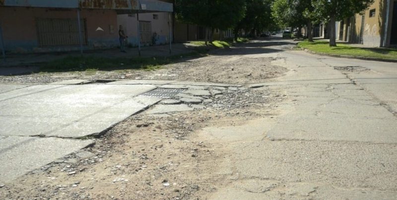 Barranquitas: vecinos exigen soluciones por un hundimiento y grandes baches en la calzada