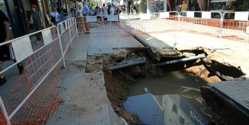 Socavón en Peatonal San Martín de Santa Fe preocupa a comerciantes del centro