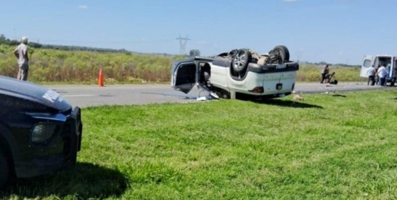 Dos muertos tras un fuerte choque en la Autopista Rosario – Santa Fe entre un colectivo con personal policial y una camioneta