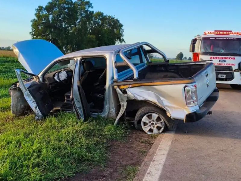 Fuerte choque entre un camión y una pick-up dejó el tránsito interrumpido en Ruta Provincial 23