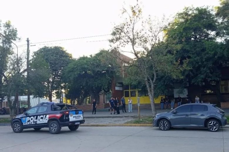 Conmoción en toda la provincia: joven ingresó armado a una escuela de San Cristóbal, mató a un estudiante e hirió a otros