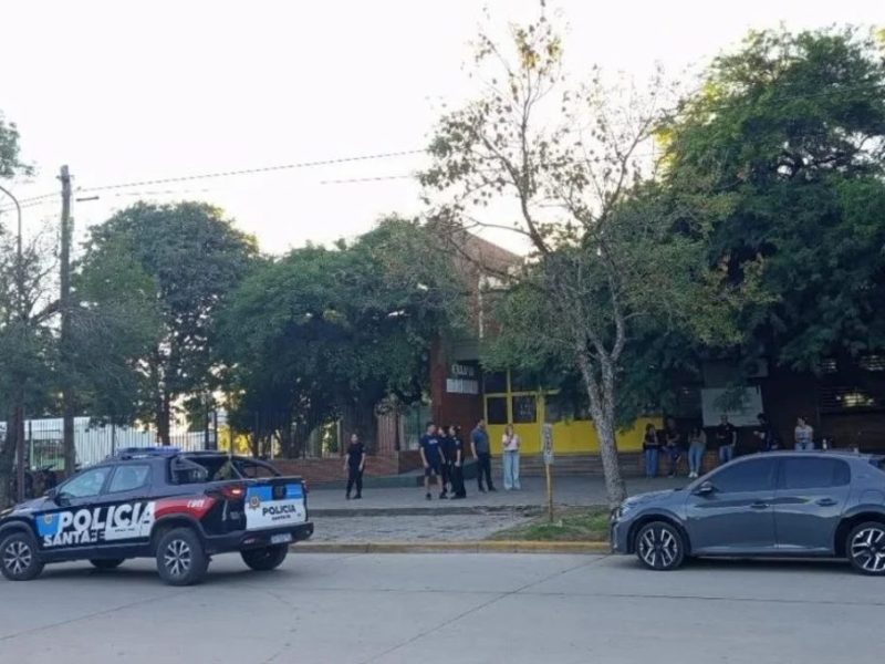 Conmoción en toda la provincia: joven ingresó armado a una escuela de San Cristóbal, mató a un estudiante e hirió a otros