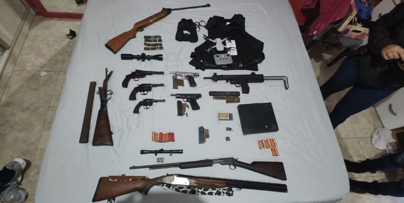 Frontera: secuestran un importante arsenal y detienen a tres personas