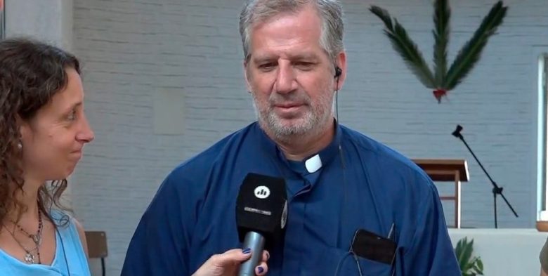 San Cristóbal: el ex párroco de la ciudad describió el dolor que se replicó tras el crimen en la escuela