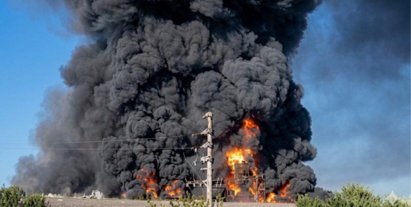 Gran incendio destruyó un depósito de pinturas en Buenos Aires
