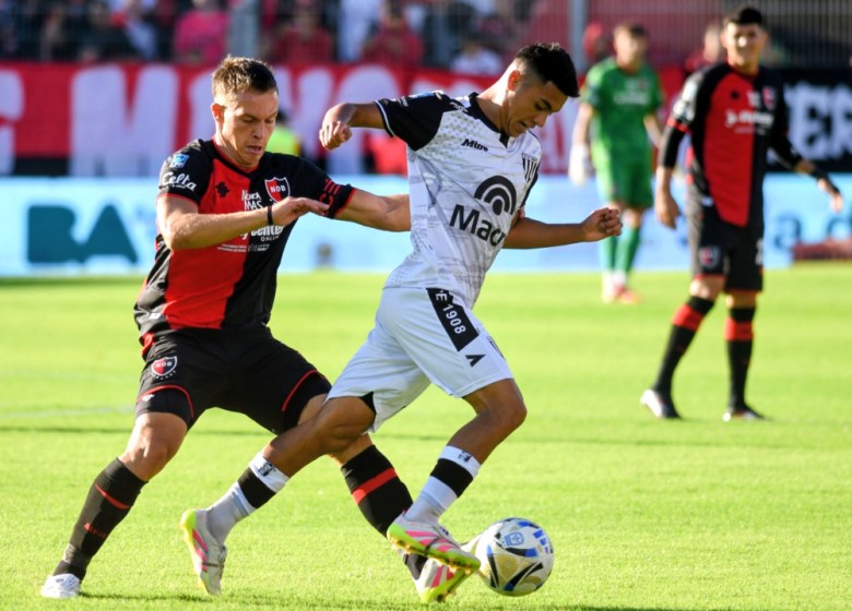 Newell’s encontró alivio en el final y logró su primer triunfo del torneo