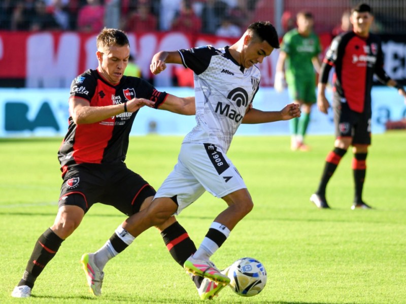 Newell’s encontró alivio en el final y logró su primer triunfo del torneo