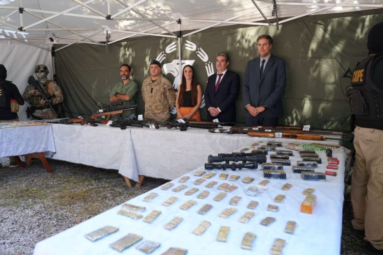 Allanamientos en Rosario y la región: secuestran un arsenal enterrado y detienen a tres personas