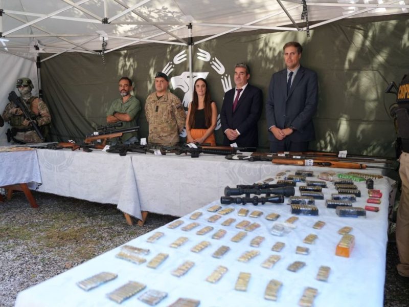 Allanamientos en Rosario y la región: secuestran un arsenal enterrado y detienen a tres personas