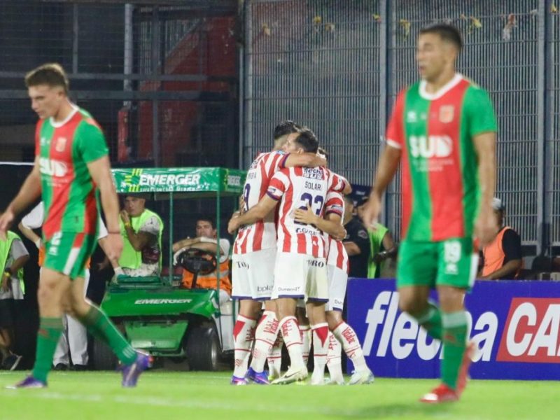 Unión golpeó en el cierre de ambos tiempos y pasó de fase en la Copa Argentina