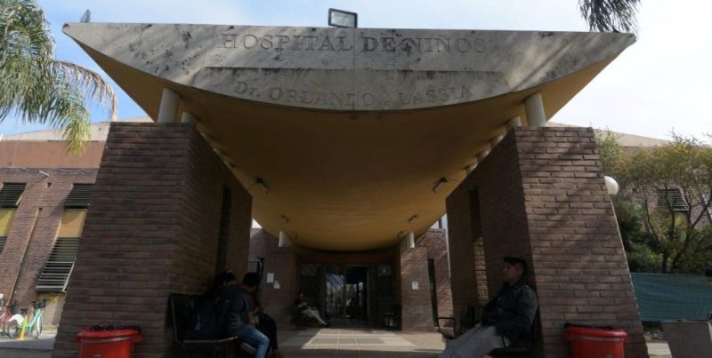 En Alto Verde, un bebé cayó a un balde con agua y fue internado en grave estado en Santa Fe