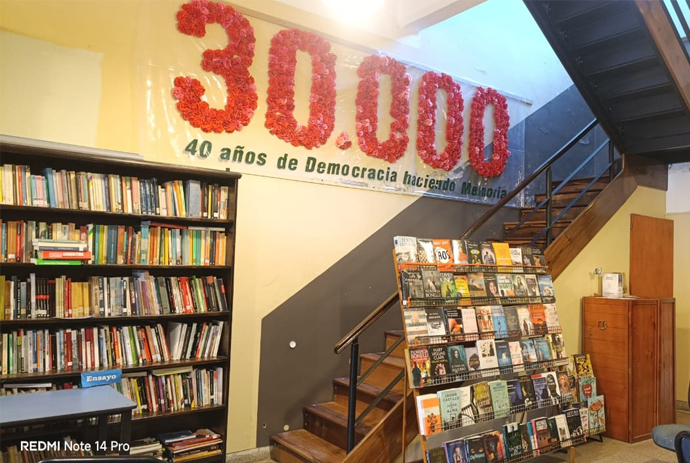 Sastre abraza la memoria: acto central en la Biblioteca San Martín a 50 años del golpe