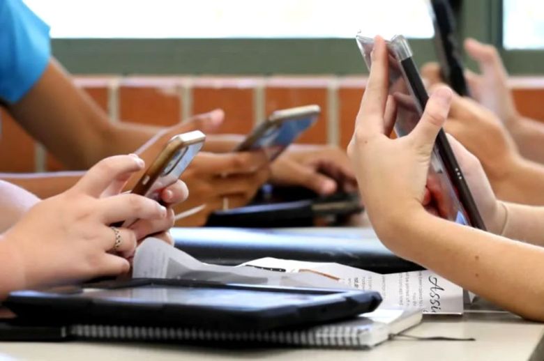 Escuelas de Concordia restringen el uso de celular