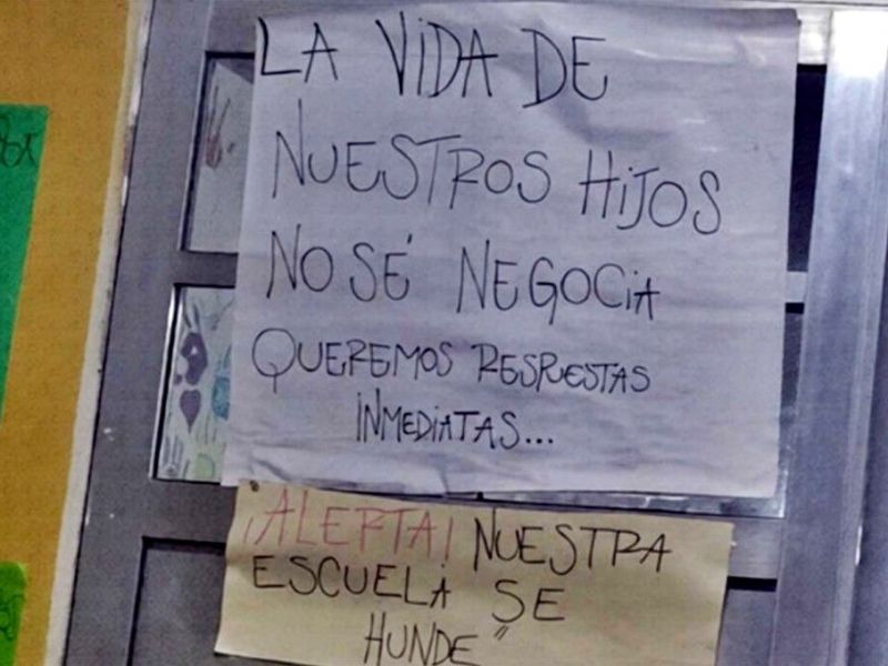 Padres de una escuela no envían sus hijos a clase por el estado del edificio