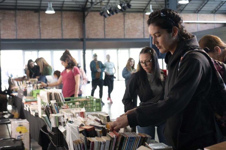 Libros que confluyen al borde del río Paraná